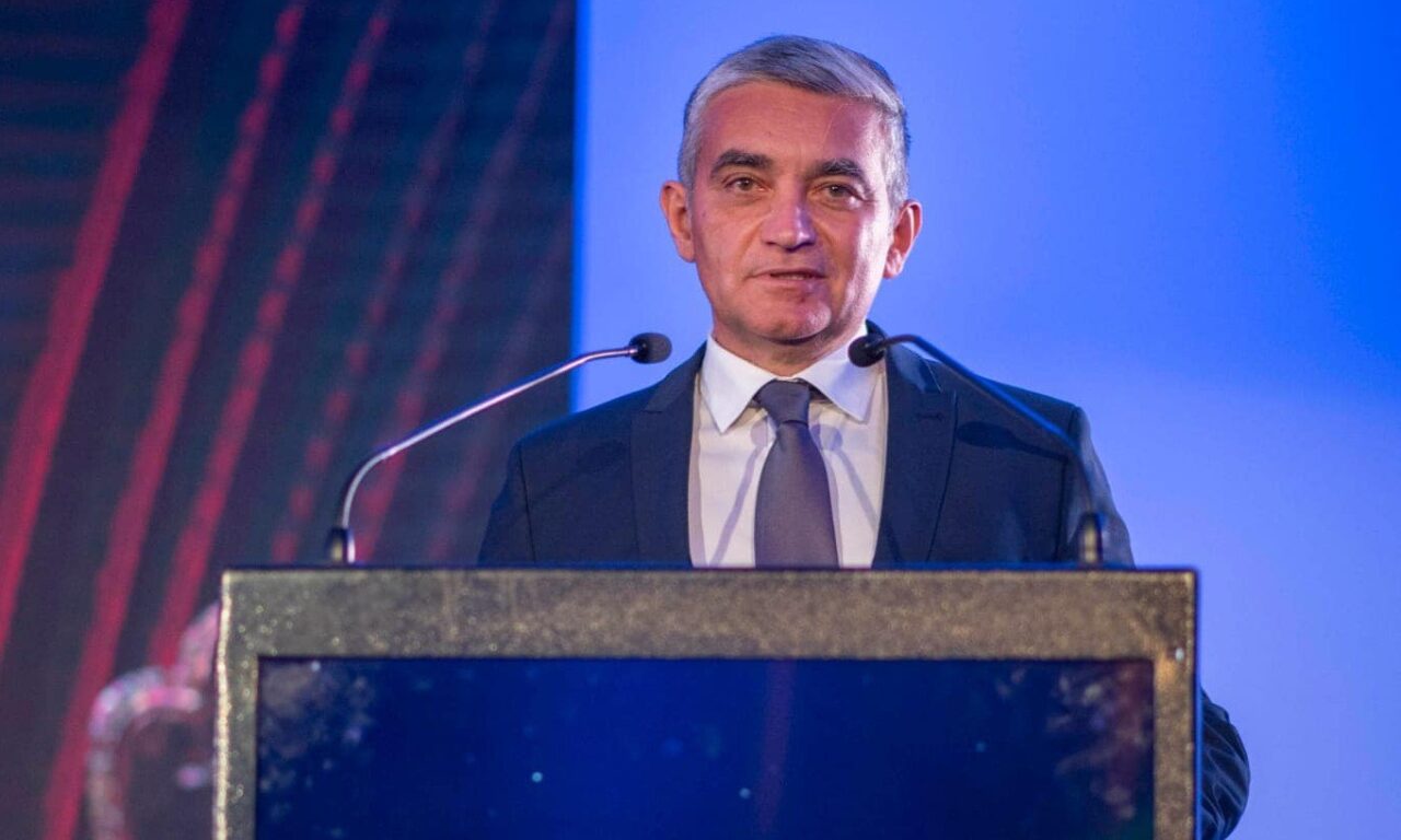 Primarul din Sinaia, plasat sub control judiciar pe CAUȚIUNE. Ce sumă trebuie să vireze Vlad Oprea și care sunt obligațiile lui