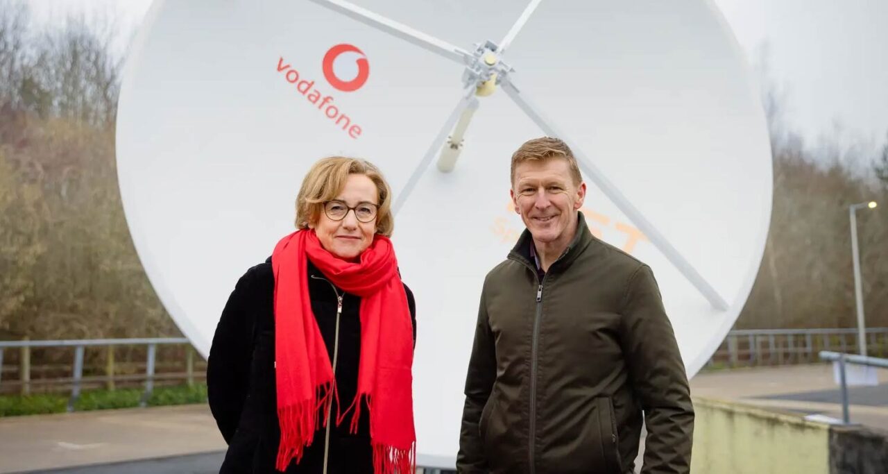 Premieră: Vodafone efectuează PRIMUL apel video spațial din lume dintr-o zonă fără acoperire, folosind un telefon mobil și sateliți comerciali