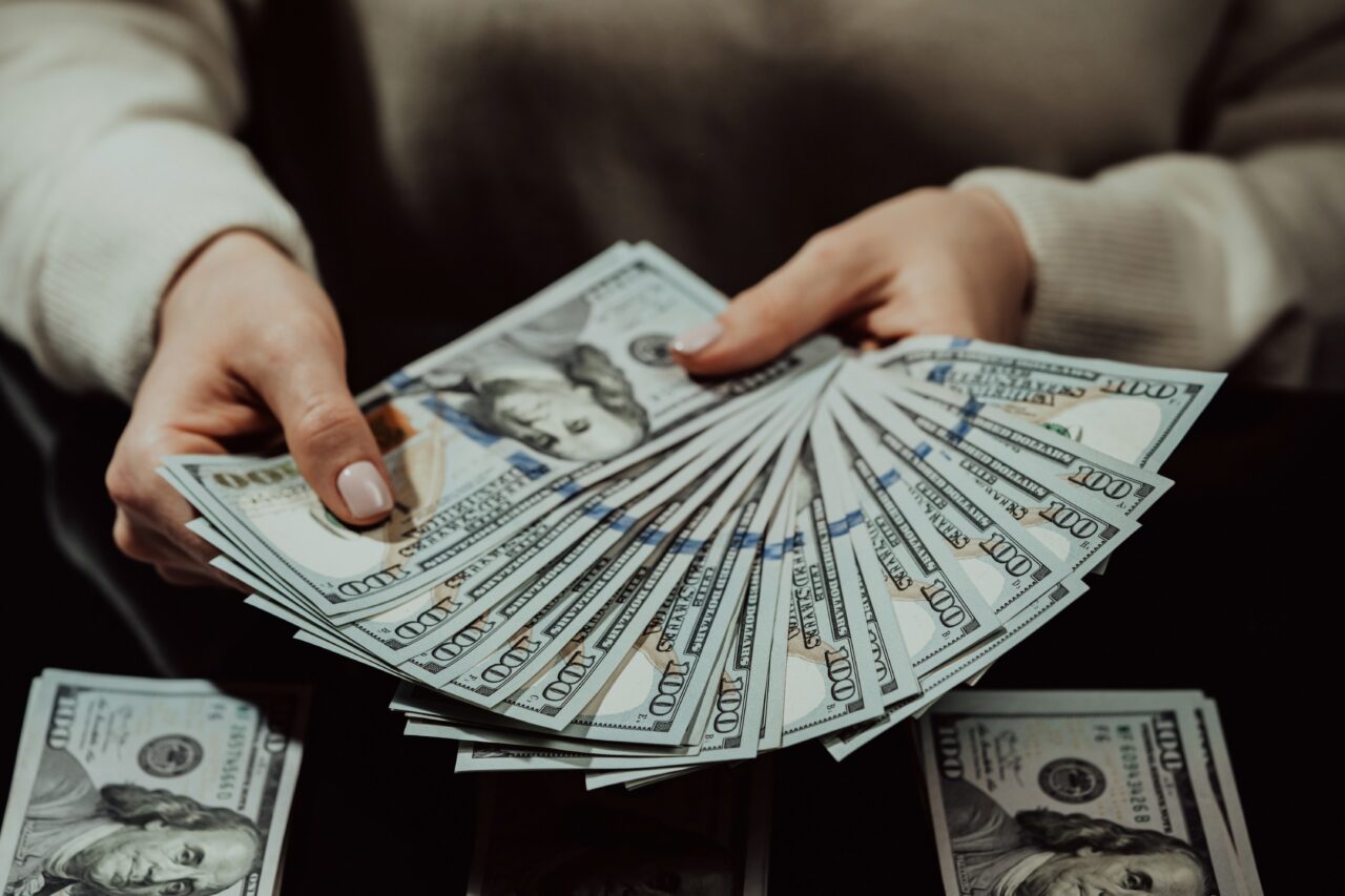 Compania de stat care a plătit 18.000 de euro primă de PENSIONARE pentru 1.300 de angajați, în ultimii doi ani. Bonusul ajunge și la 100.000 de euro