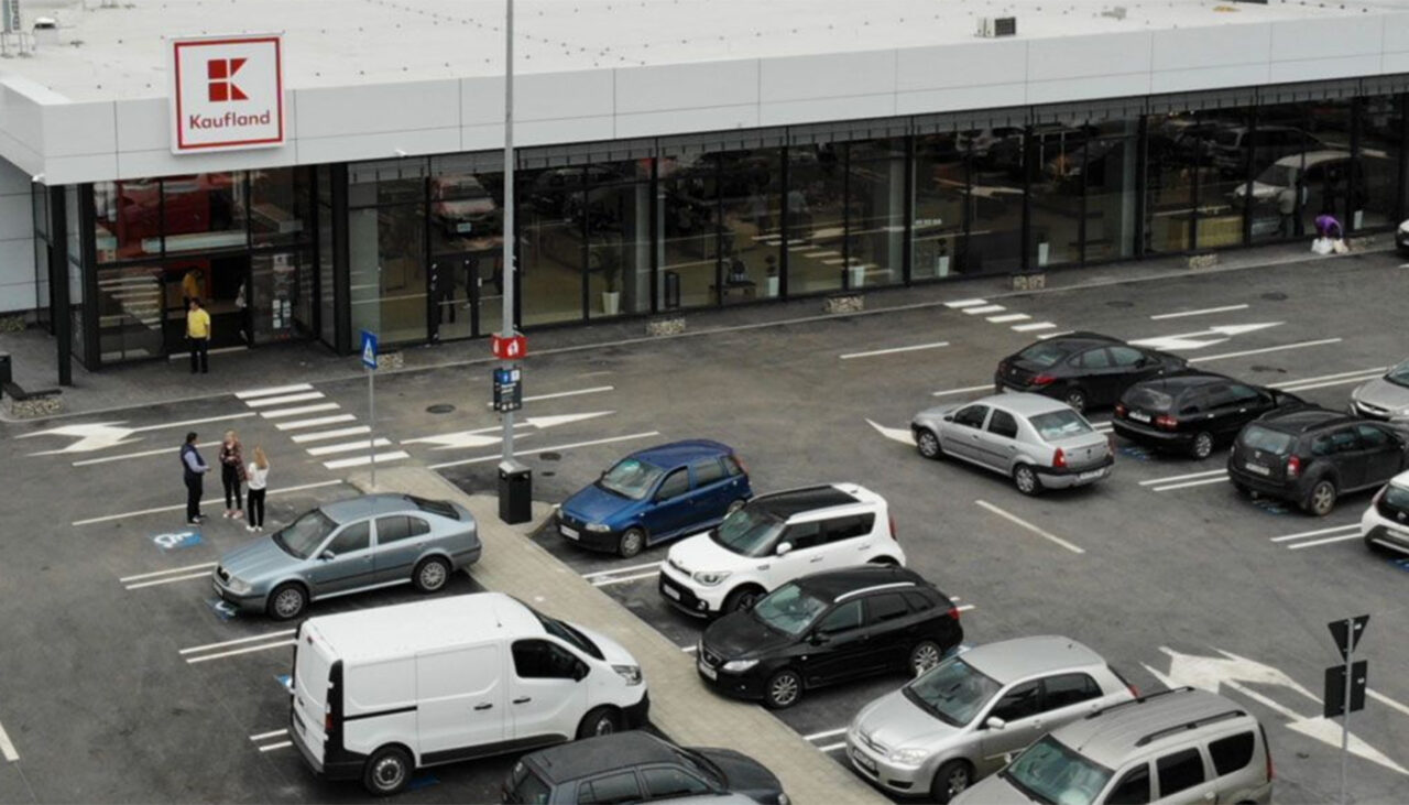 Reguli noi pentru parcarea în supermarketurile Kaufland din România. Ce NU ai voie să faci în 2025