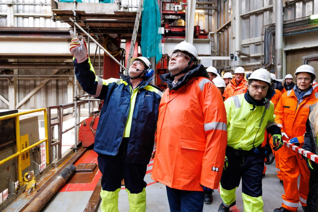 Marcel Ciolacu, în vizită pe platforma de foraj Transocean Barents. „Exploatarea gazelor din Marea Neagră garantează INDEPENDENȚA energetică a țării”