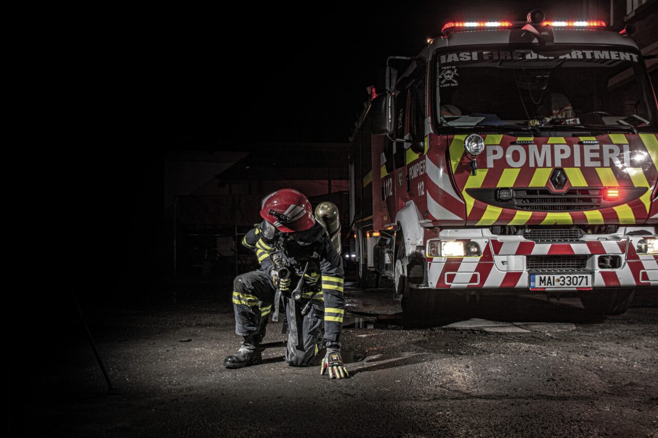 EXPLOZIE într-un bloc din Iași. Două persoane au fost rănite