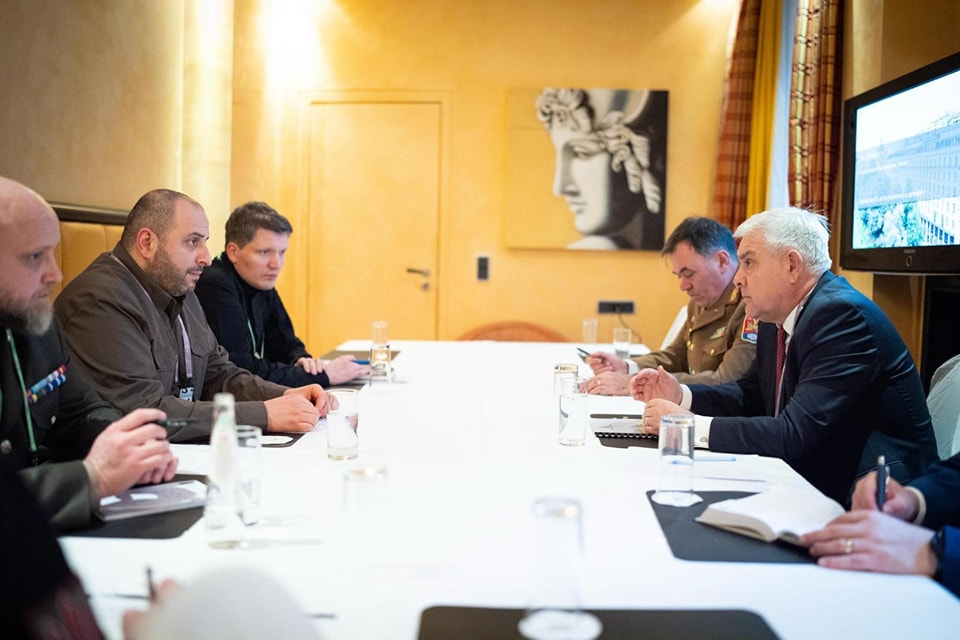Ministrul Apărării Naționale Angel Tîlvăr s-a întâlnit cu omologul ucrainean Rusten Umerov, la Munchen: „România rămâne un partener ferm al Ucrainei”