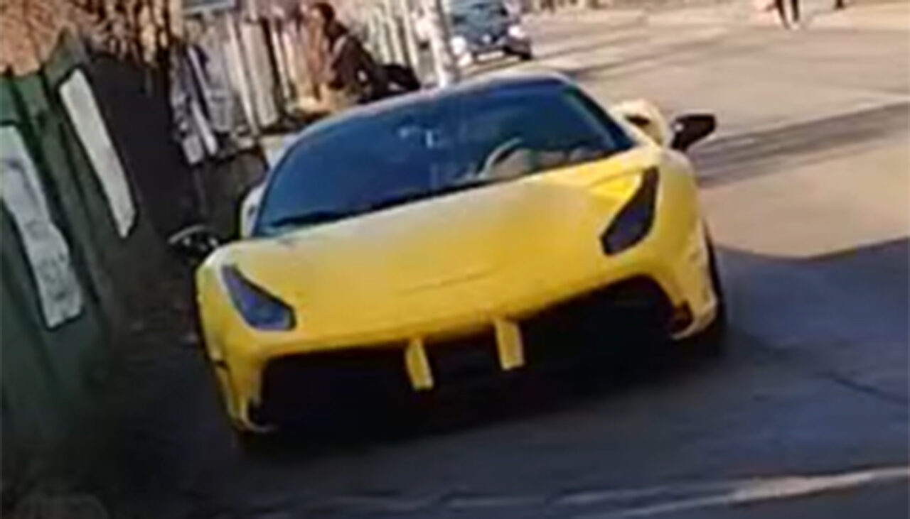 Unde și-a putut parca un șofer, Ferrari-ul de 250.000 de euro, în CLUJ. Cum au reacționat trecătorii