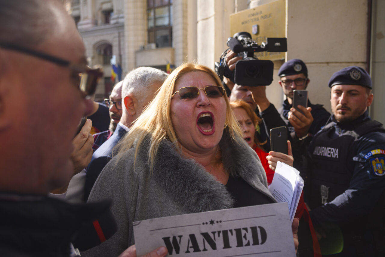 Parlamentarii demisionari din SOS o acuză pe Diana Șoșoacă de „extremism, antisemitism, atitutudine dicatorială și limbaj grobian”