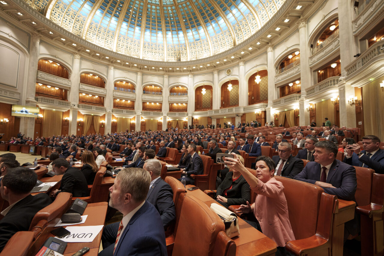 Camera Deputaților reduce personalul cu 240 de posturi. SOS s-a opus