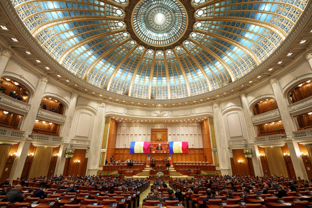 Proiect în Parlament: Deputații și senatorii să fie mobilizați în caz război / Fost președinte CCR: „E o nebunie” / Ce prevede Constituția