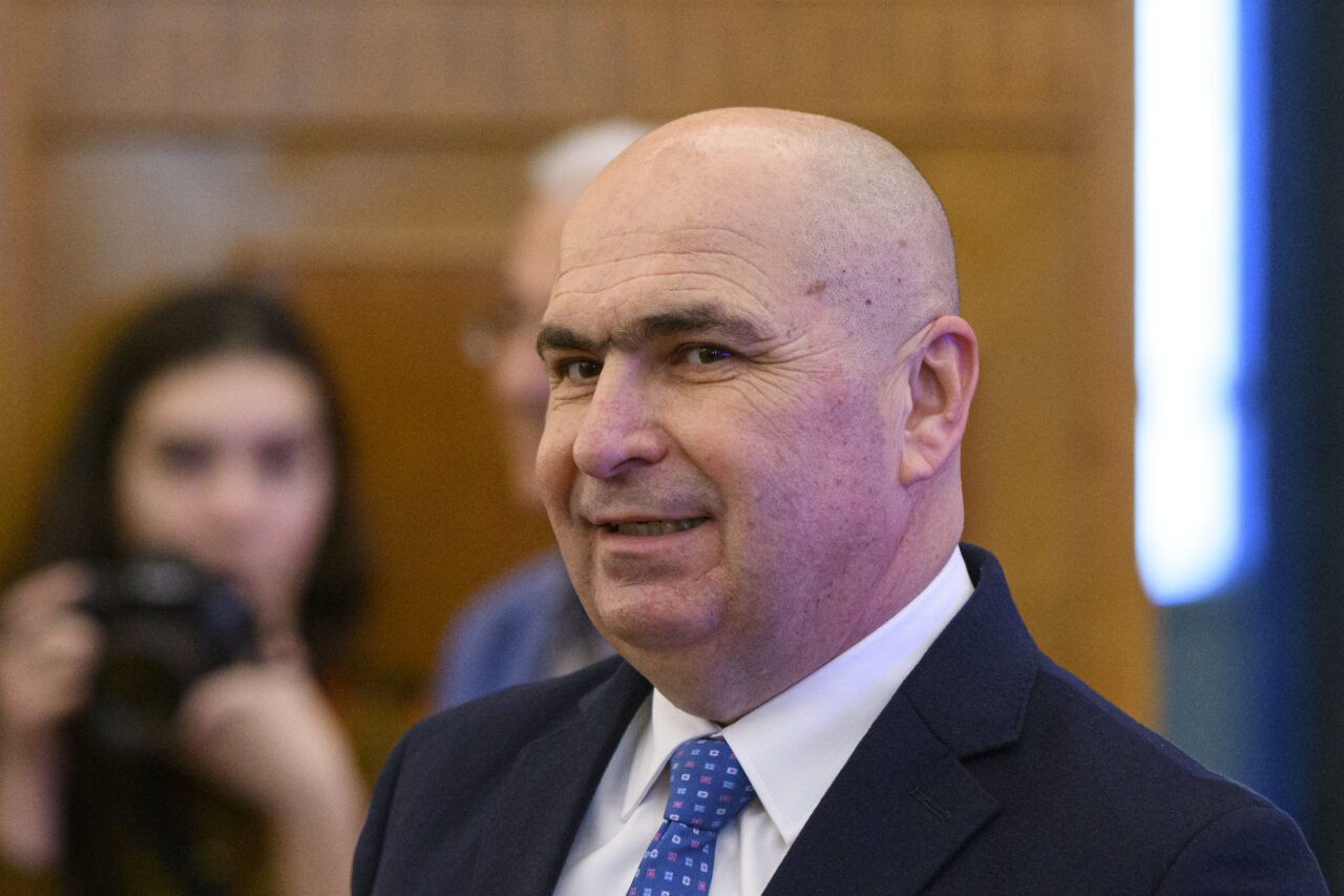 Ilie Bolojan a plecat la PARIS cu o cursă de linie pentru a participa la reuniunea organizată la Palatul Élysée pe tema războiului din Ucraina