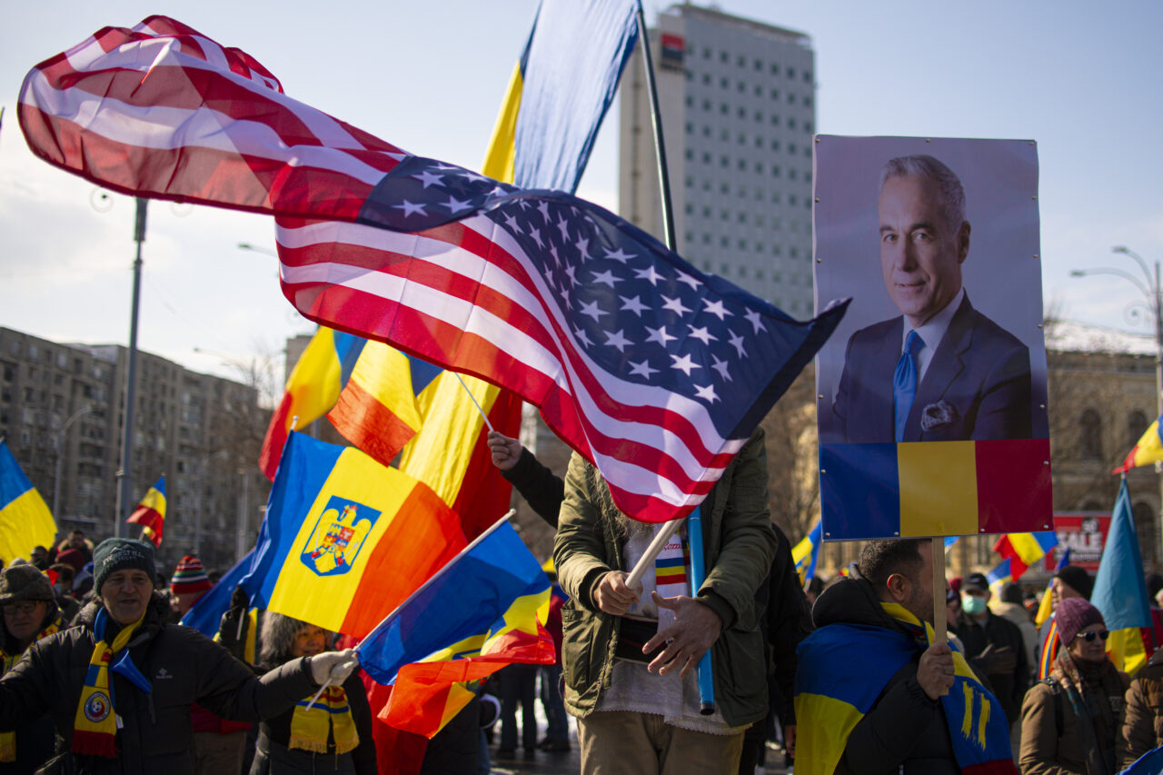 Călin Georgescu își așteaptă susținătorii în Piața Constituției. Va strânge SEMNĂTURI pentru candidatura la prezidențiale