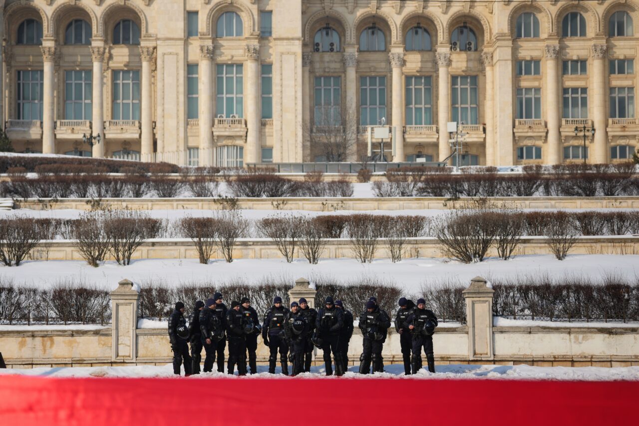 Doi protestatari din Piața Constituției au fost REȚINUȚI după ce au ȘICANAT un reporter