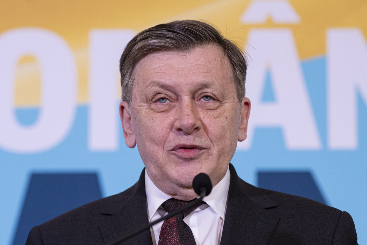 Crin Antonescu: Există SOLUȚII pentru creșterea ratingului de țară. Vă propun un preşedinte pro-occidental şi un guvern stabil