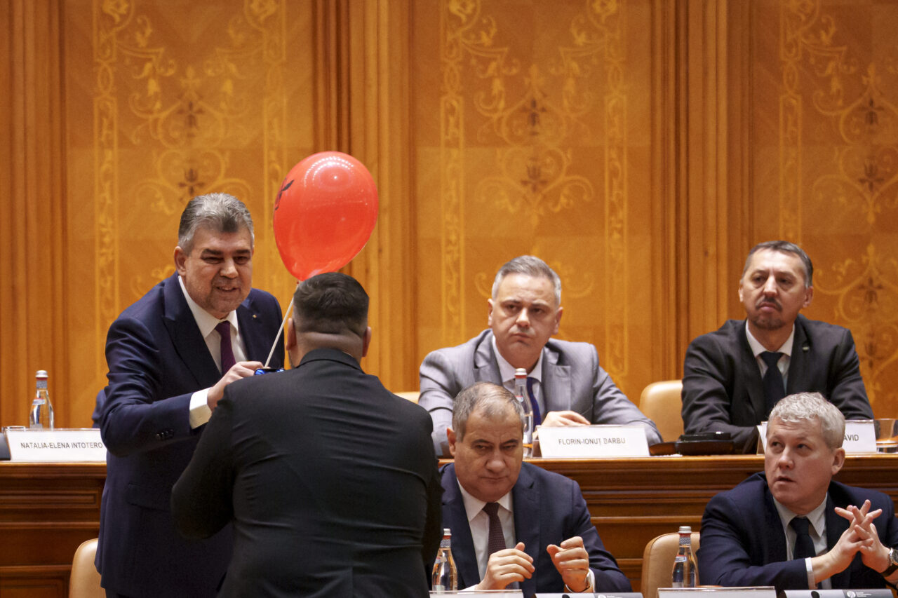 MOȚIUNE cu BALOANE și huiduieli. Ce nu s-a văzut la votul pe moțiunea de cenzură împotriva Cabinetului Ciolacu II
