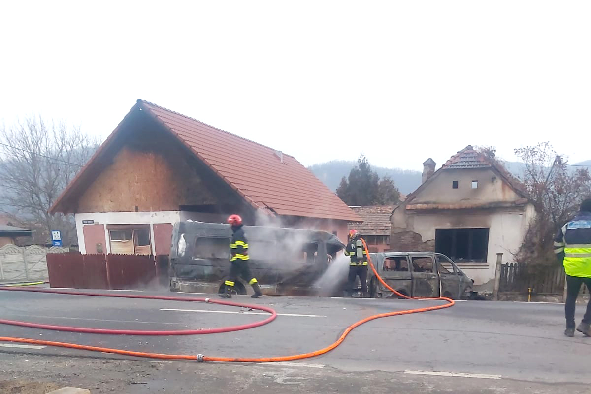 Accident ÎNGROZITOR în Sibiu. O femeie a murit carbonizată, fiind prinsă între două microbuze care s-au lovit între ele