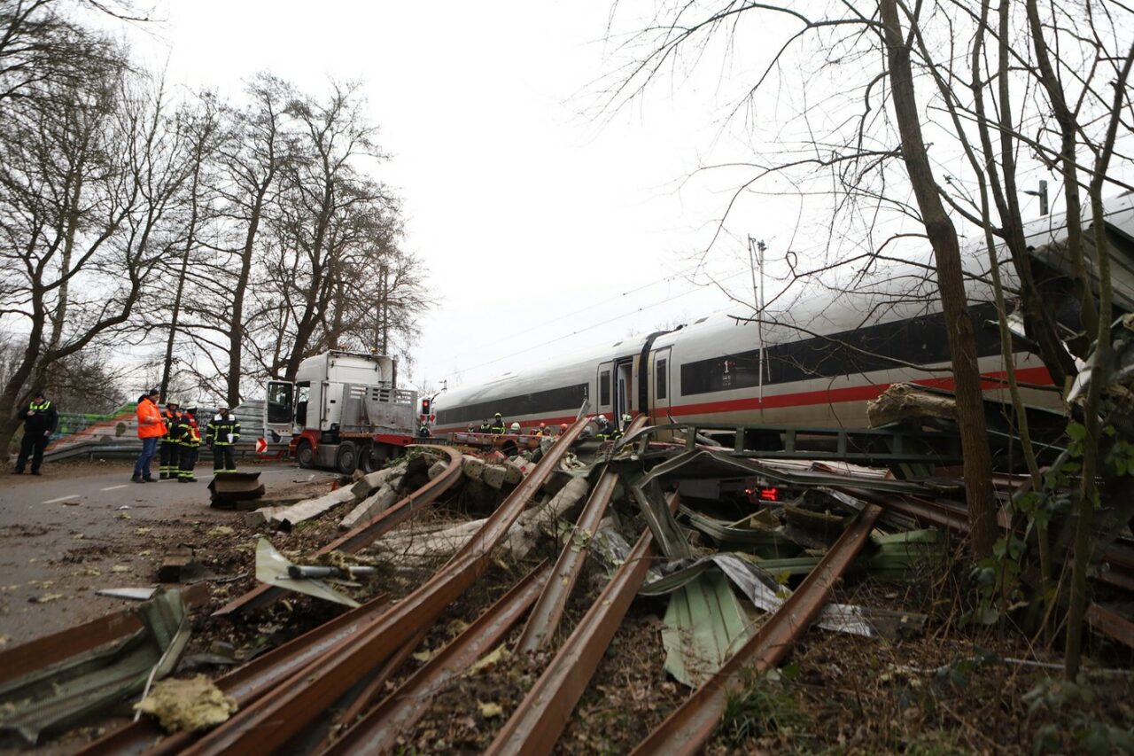 Accident feroviar în Germania: Un tren a DERAIAT după ce a lovit un camion