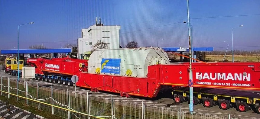 TRAFIC deviat de pe DN7, în Arad, din cauza transportului unei turbine la termocentrala Mintia. Când se reia circulația