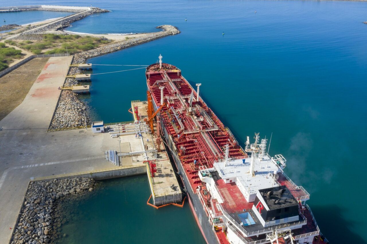 Vânzările de combustibil maritim au CRESCUT în 2024 din cauza atacurilor Houthi. Rebelii au deviat tranzitul navelor comerciale prin Marea Roșie