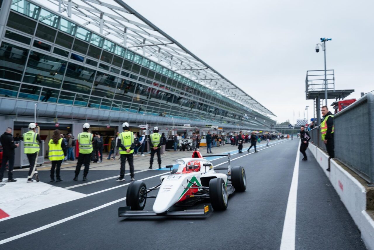 Pilotul român care s-a duelat cu marele Max Verstappen, campion mondial F1, pe simulator