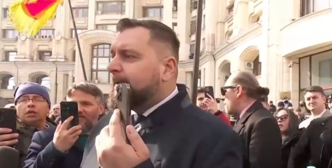 Jurnaliștii TVR, AMENINȚAȚI și hărțuiți după un incident cu susținătorii lui Călin Georgescu