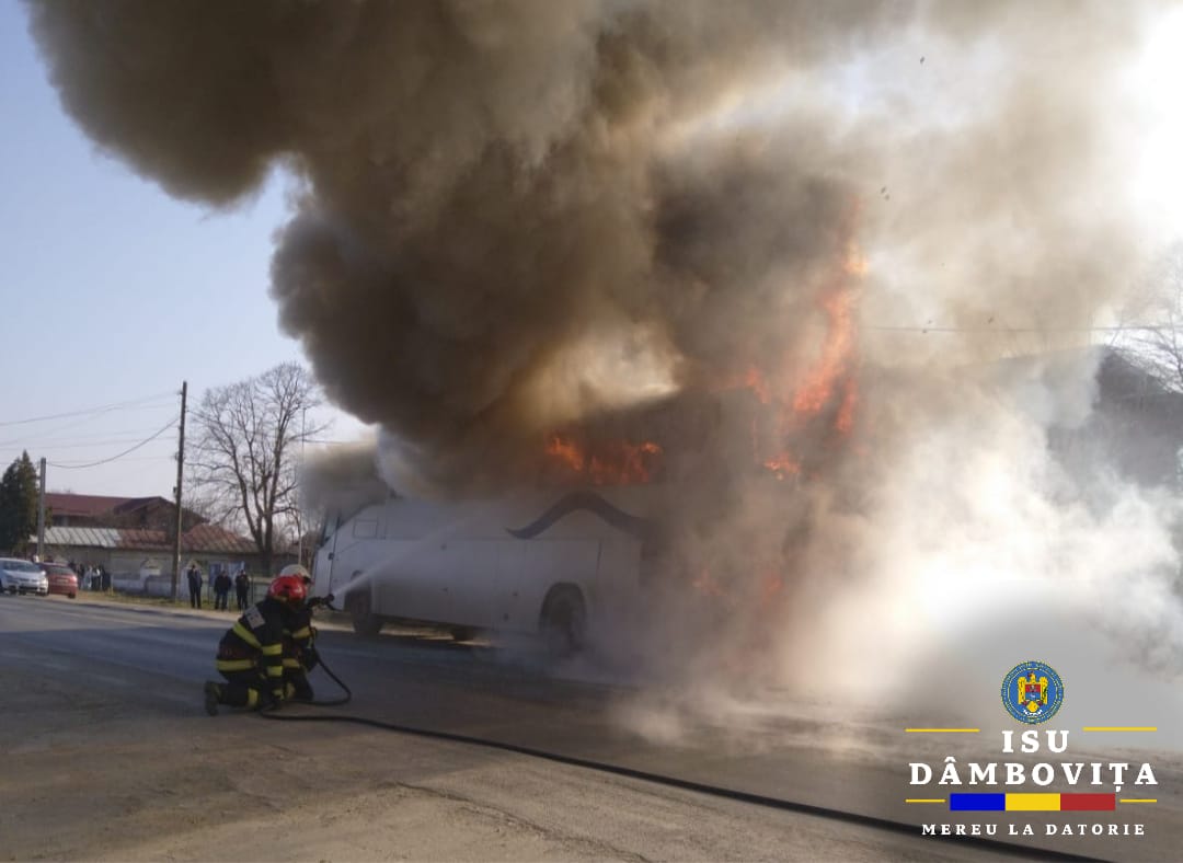 Un autobuz cu pasageri a luat foc pe DN7. Nu au fost raportate victime
