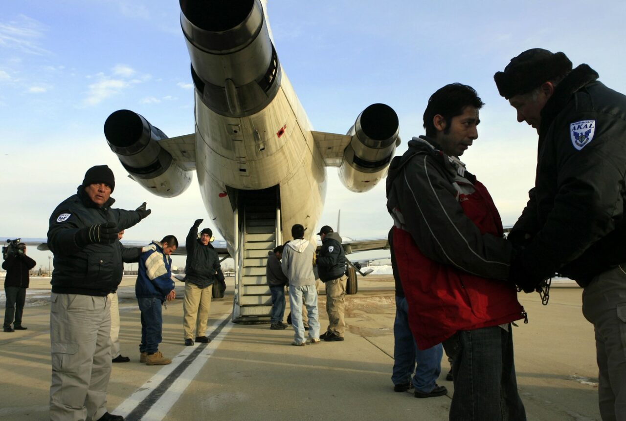 Administrația Trump a început DEPORTĂRILE masive. Primul avion cu imigranți indieni a ajuns la destinație