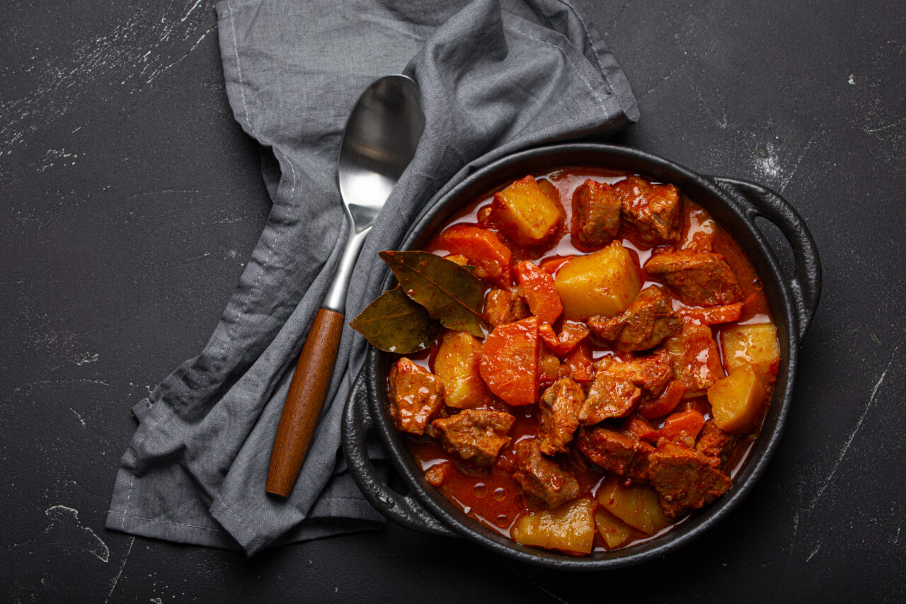 Rețetă ardelenească de gulaș de porc cu cartofi. Ingredientele care îi dau un gust aparte
