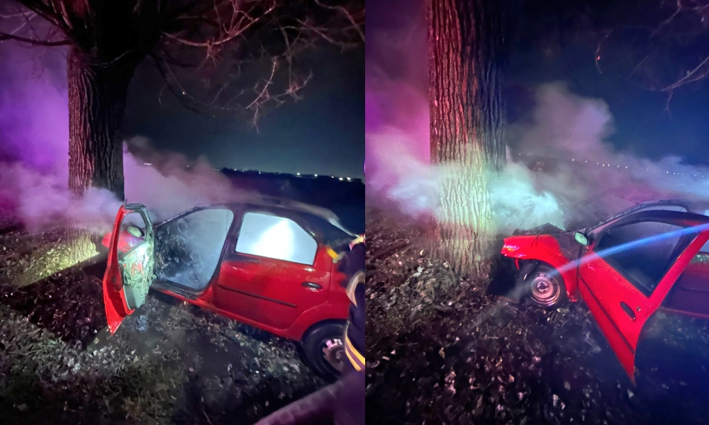 O mașina a luat foc după ce s-a izbit de un copac. Șoferul a a ajuns la spital