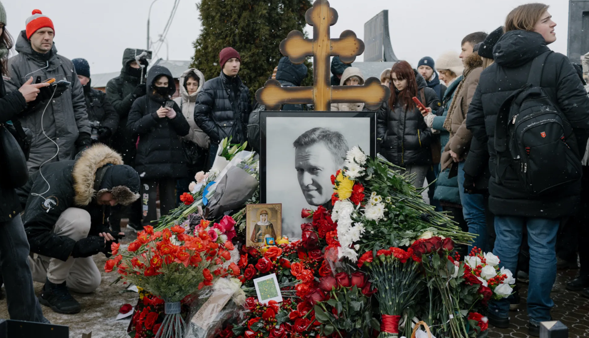 Rușii nu l-au uitat pe Alexei Navalnîi. La un an de la moartea disidentului, oamenii depun flori la mormântul său și la memorialele din Rusia (VIDEO)