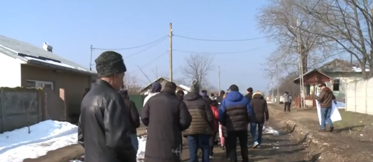 Lucrările la rețeaua de canalizare dintr-o comună din Olt au fost abandonate. Oamenii protestează pe străzi