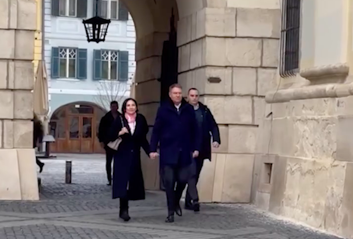 Prima APARIȚIE a lui Klaus Iohannis de la demisie. Fostul președinte a mers la biserică cu soția sa