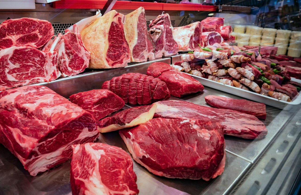 Cum să recunoști CARNEA proaspătă din supermarket. Un măcelar dezvăluie secretul pe care puțini români îl știu