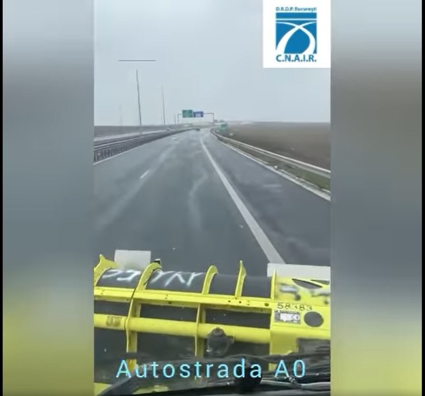 Angajații de la Direcţia Regională de Drumuri şi Poduri București acționează cu autoutilaje cu lamă şi material antiderapant, pe A0, A1 și A3