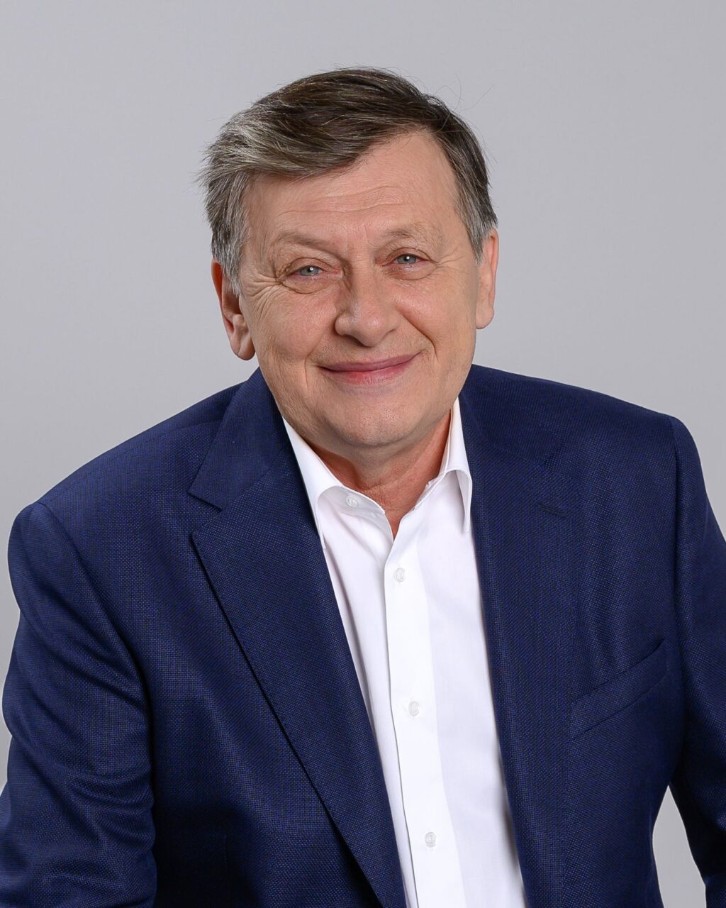 Crin Antonescu, mesaj de RESPECT și empatie pentru românii de rând, într-o postare pe TikTok: „A fost șofer, zidar, instalator. Nu poate să zică «nu»”