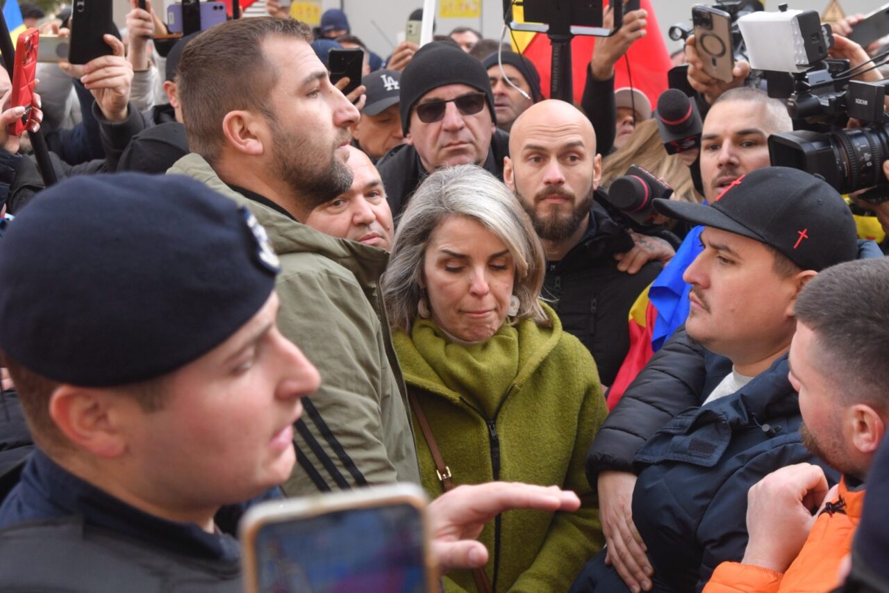 Bodyguard-ul lui Cristela, înarmat la protestul pro-Georgescu. Gealatul, predat Poliției