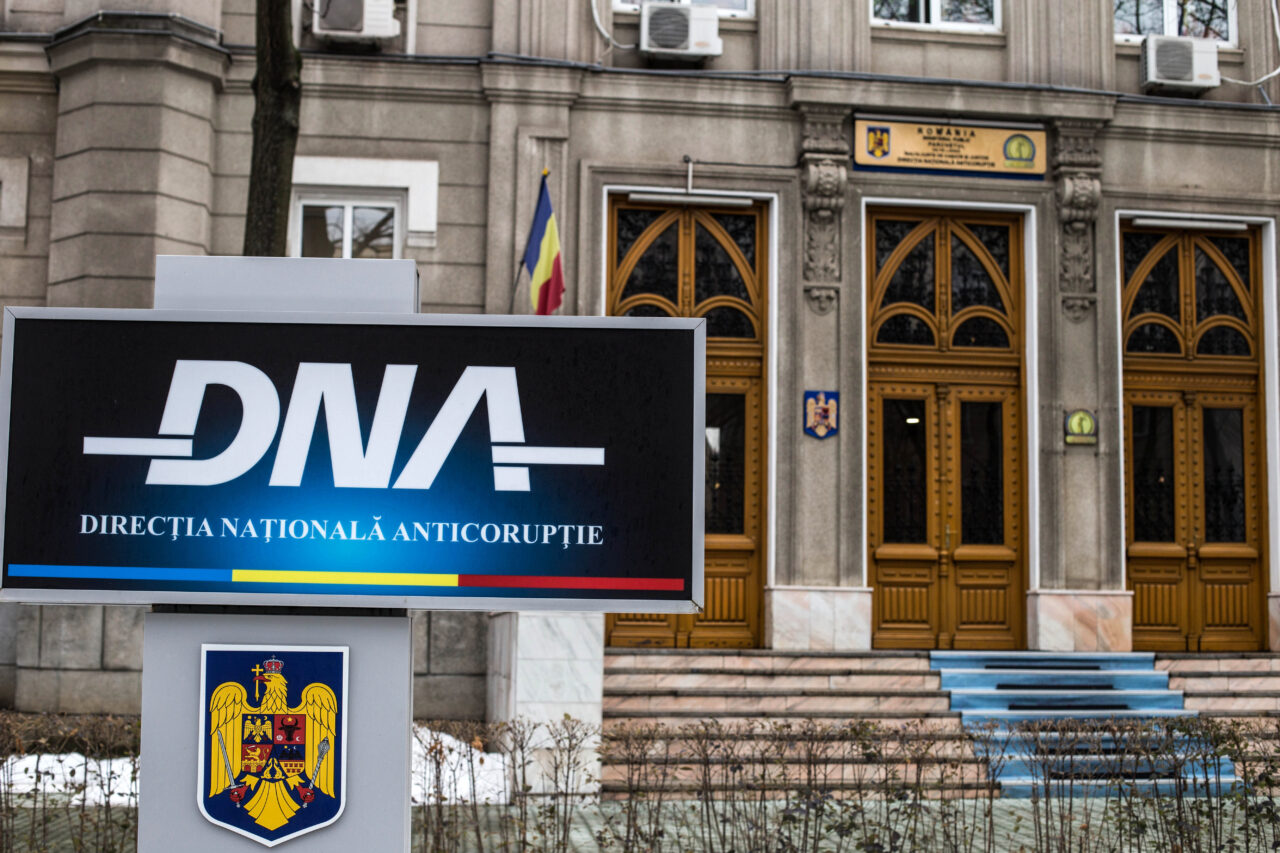 Flagrant delict al DNA față de un recidivist în trafic de influență. Invoca intervenții asupra unui procuror și ofițer DNA față de un primar