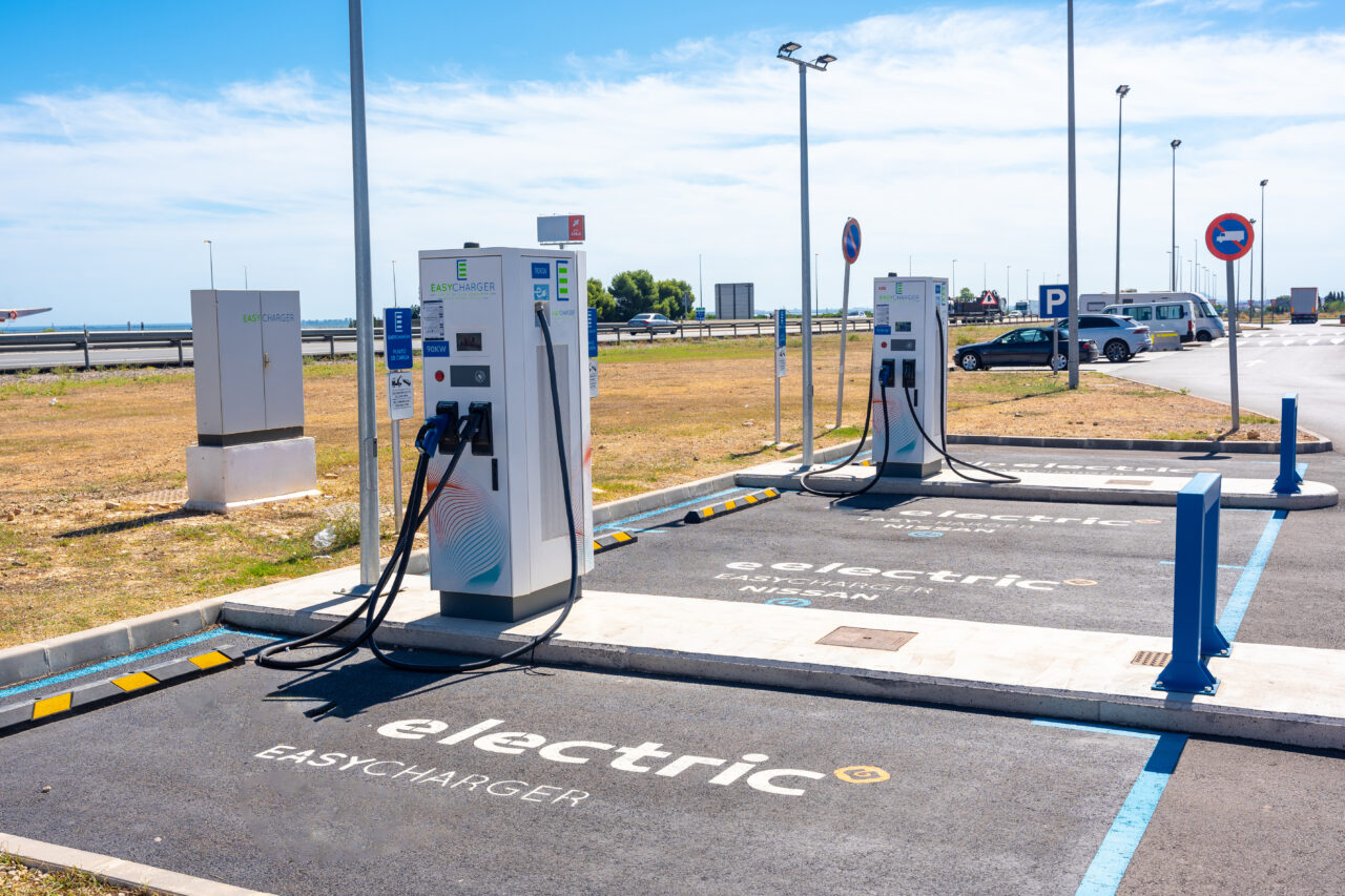 Administrația Trump va închide porturile de încărcare a vehiculelor electrice din clădirile federale și va renunța la vehiculele electrice cumpărate