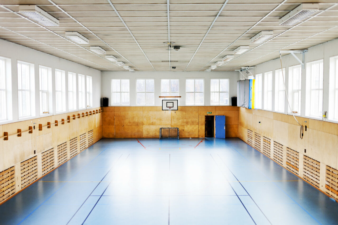 Într-o sală de sport dintr-o comună din Gorj s-au investit 360 de mii de euro, dar nu pentru elevi, ci pentru CHEFURI