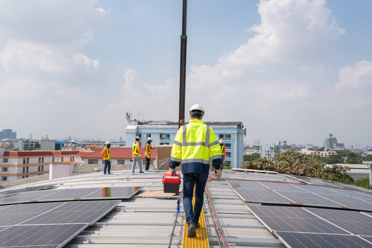 Expert în energie verde- vouchere pentru gospodăriile vulnerabile. 20.200 de euro pt renovarea locuințelor si instalare de panouri solare