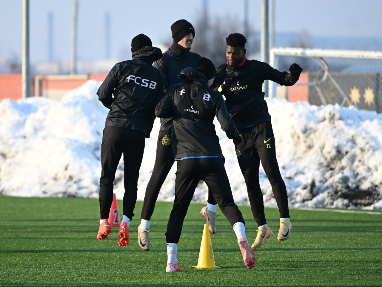 FCSB, ANUNȚ important pentru suporteri, înaintea MECIULUI cu PAOK Salonic: „Există riscul de a aluneca!” / Deszăpezire cu voluntari pe Arena Națională