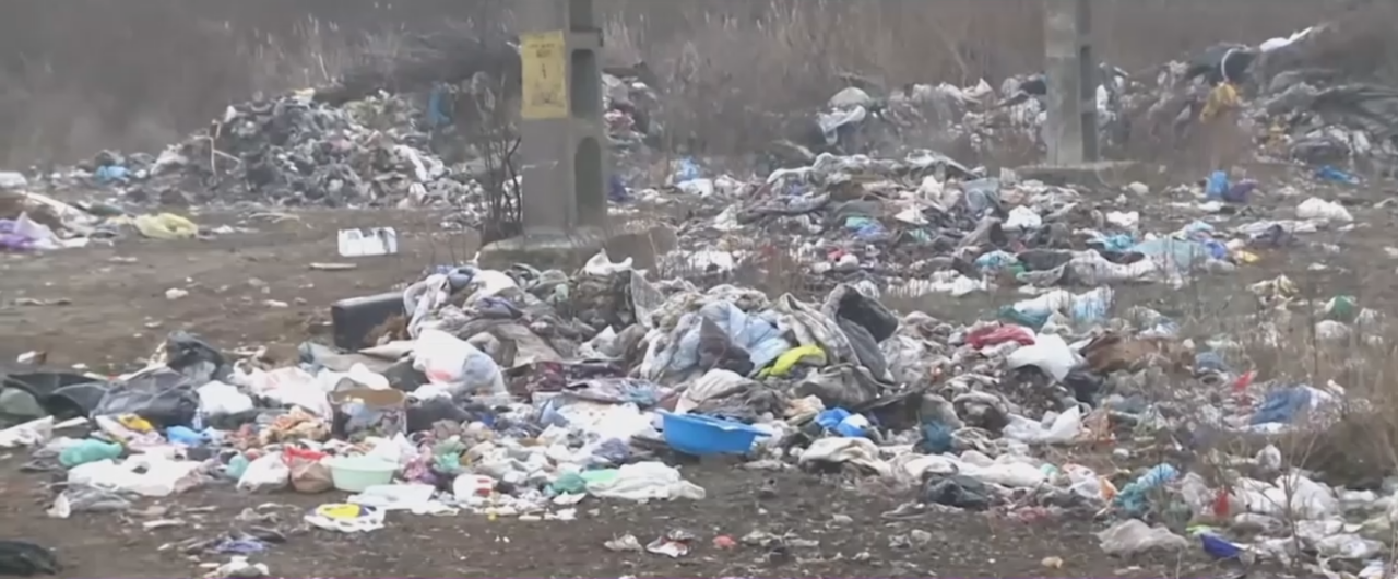 Tone de DEȘEURI textile zac la periferia orașului Târgu Jiu. Hainele vechi sunt aruncate pe câmp, de ani de zile