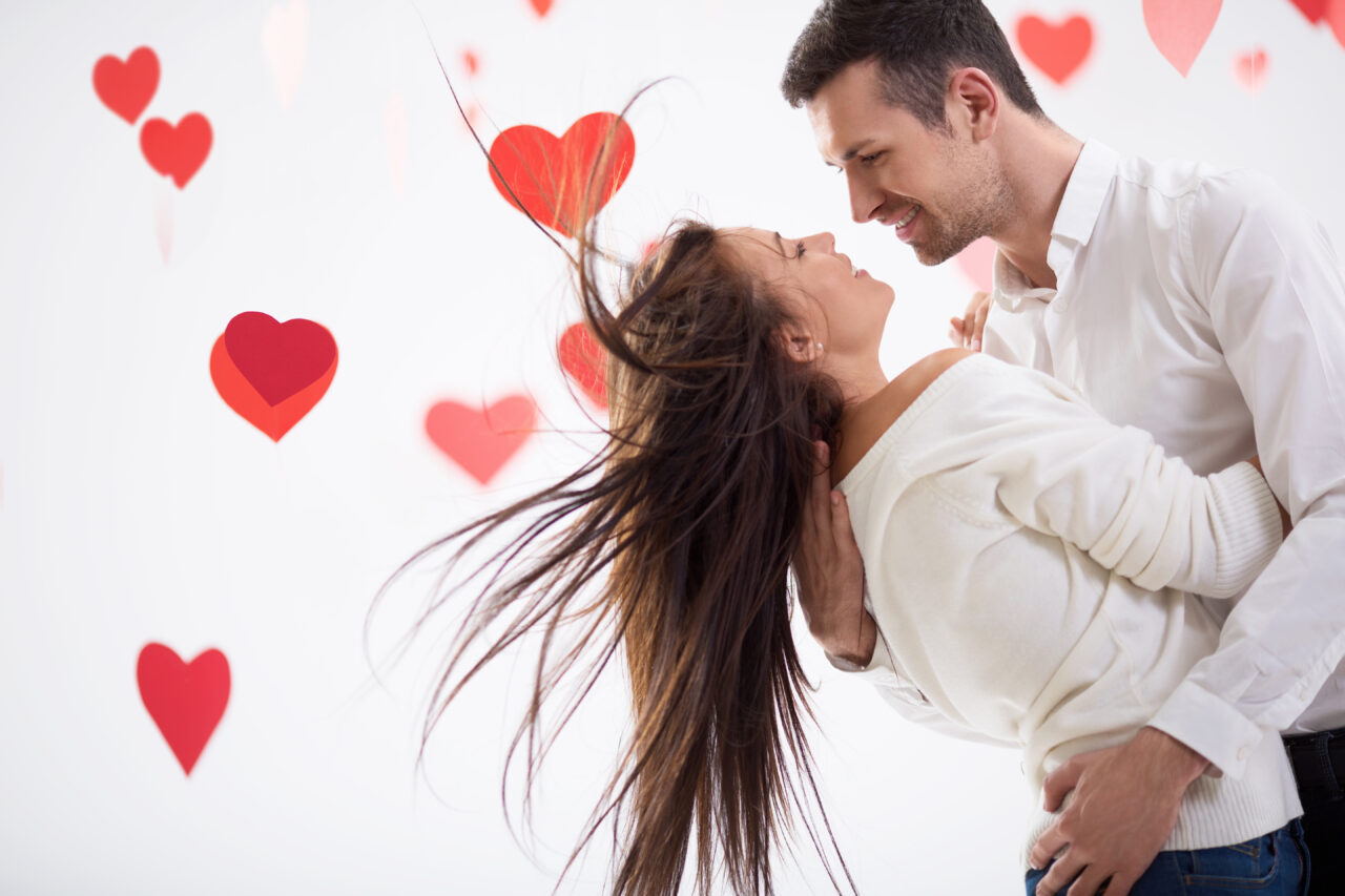 Trei ZODII lovite de Cupidon la început de februarie 2025. Momente tandre și fluturi în stomac