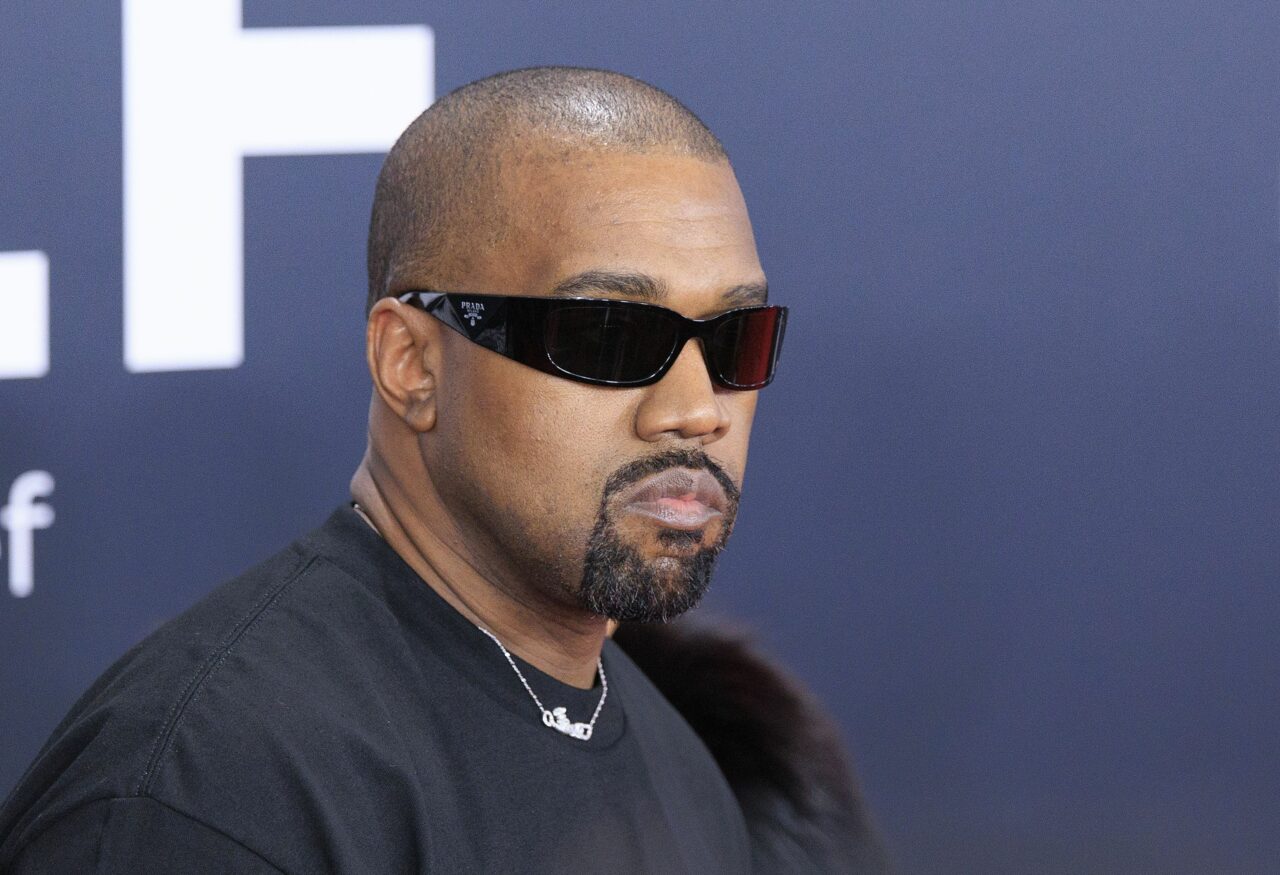 Site-ul lui Kanye WEST, dezactivat după ce a vândut tricouri cu un simbol nazist. ”A încălcat condiţiile”