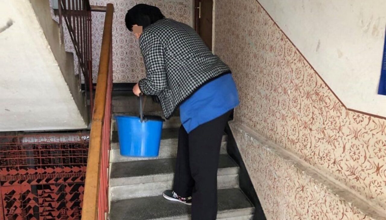 Nu este o eroare! Ce salariu lunar primesc femeile de serviciu care fac curat în complexurile rezidențiale din București