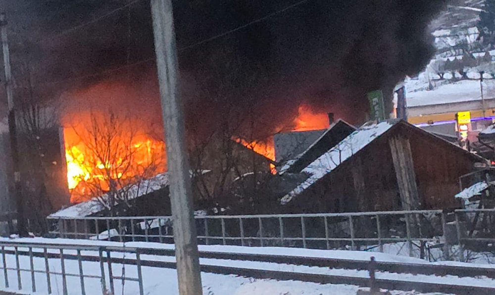 INCENDIU de proporții la o fabrică de anvelope din Suceava. Pompierii intervin de urgență. A fost emis mesaj Ro-Alert