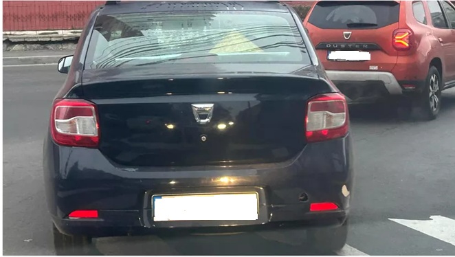 Dacia Logan electrică care circulă pe străzile din România. Soferii sunt uimiți când văd că are numere verzi