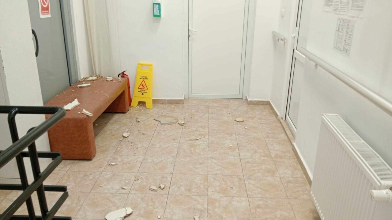 Fosta clădire a Maternității Odobescu din Timișoara, adevărat PERICOL. Încă o bucată de tavan PRĂBUȘIT, pe pereți curge apă / Se caută urgent spațiu