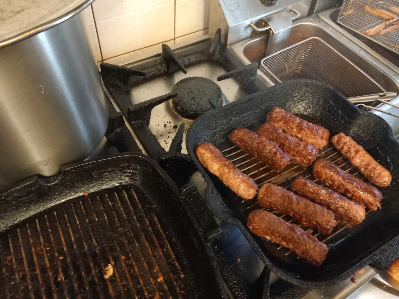 Piedone, președintele ANPC, anunță închiderea temporară a unui restaurant din Sectorul 2 pentru multe nereguli. Au fost aplicate amenzi de 43.000 lei