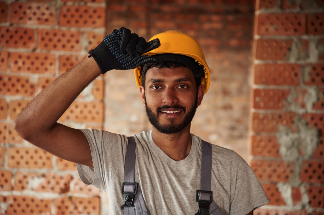100.000 muncitori din ASIA, aduși pentru a acoperi deficitul. Un director din recrutare explică de ce tinerii români evită să muncească în construcții