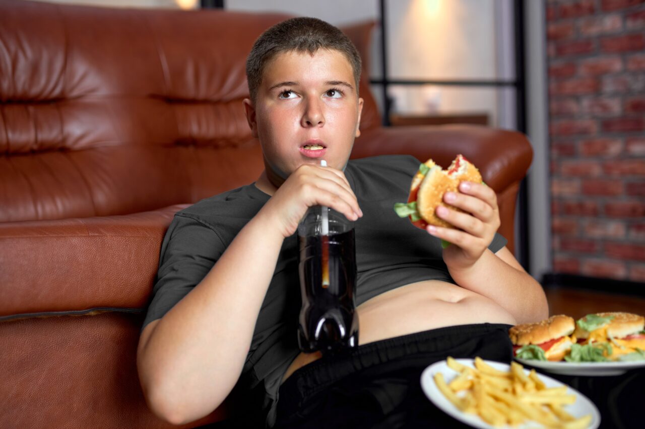 România este amenințată de o epidemie de diabet și OBEZITATE. Tot mai mulți adolescenți se îngrașă de la sedentarism și alimentație haotică