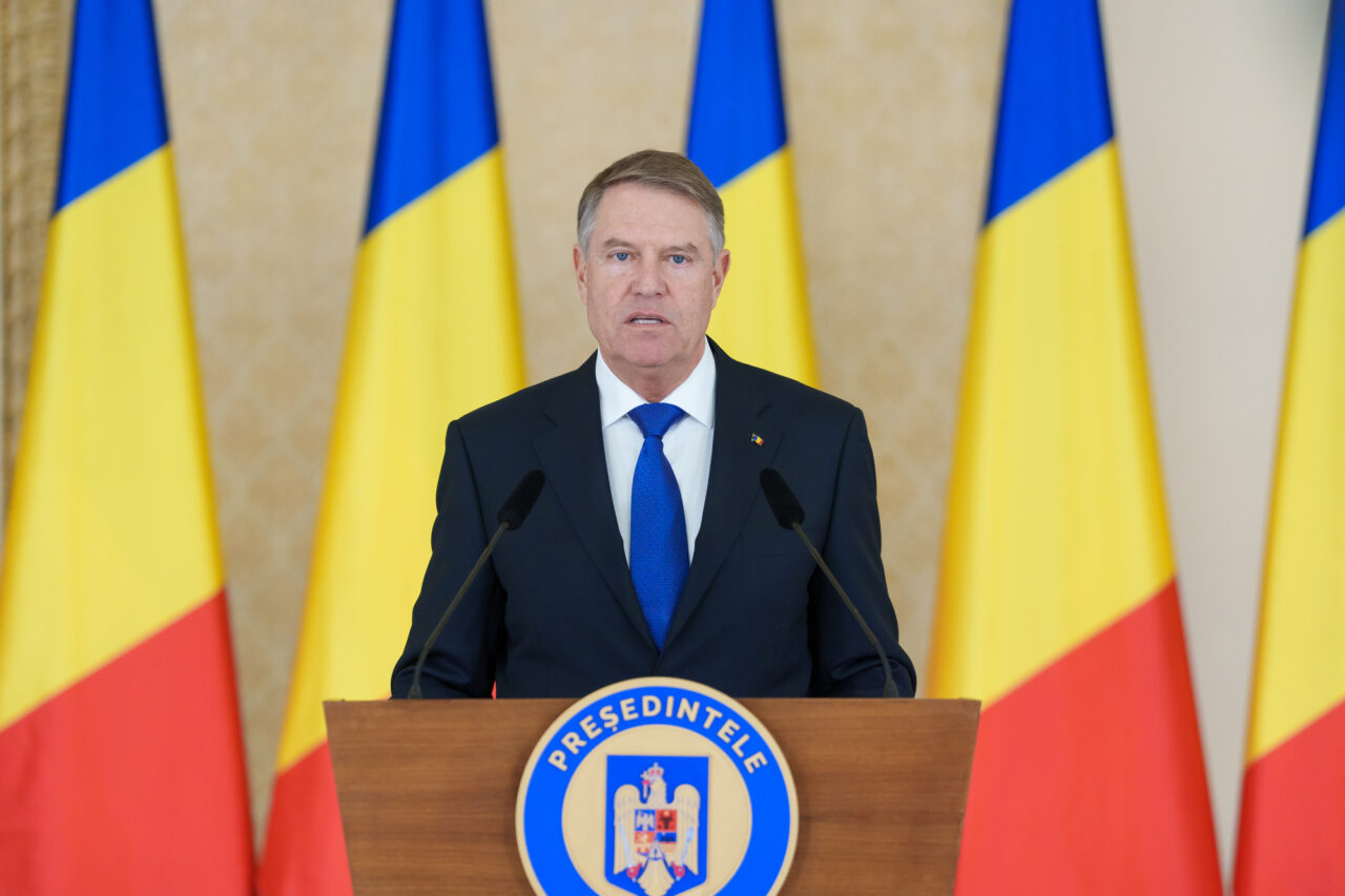 Doi consilieri prezidențiali PLEACĂ odată cu Klaus Iohannis. Decretele semnate în ultima zi de la Cotroceni