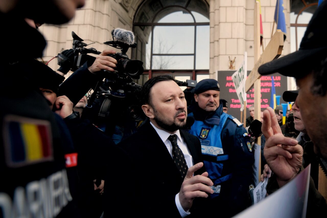 Silvicultorii au ieșit în stradă din cauza tăierilor de salarii. Protestul din fața Ministerului Mediului va dura până la ora 13.00